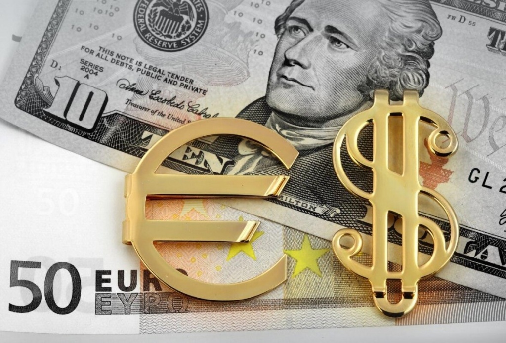 долларом, евро